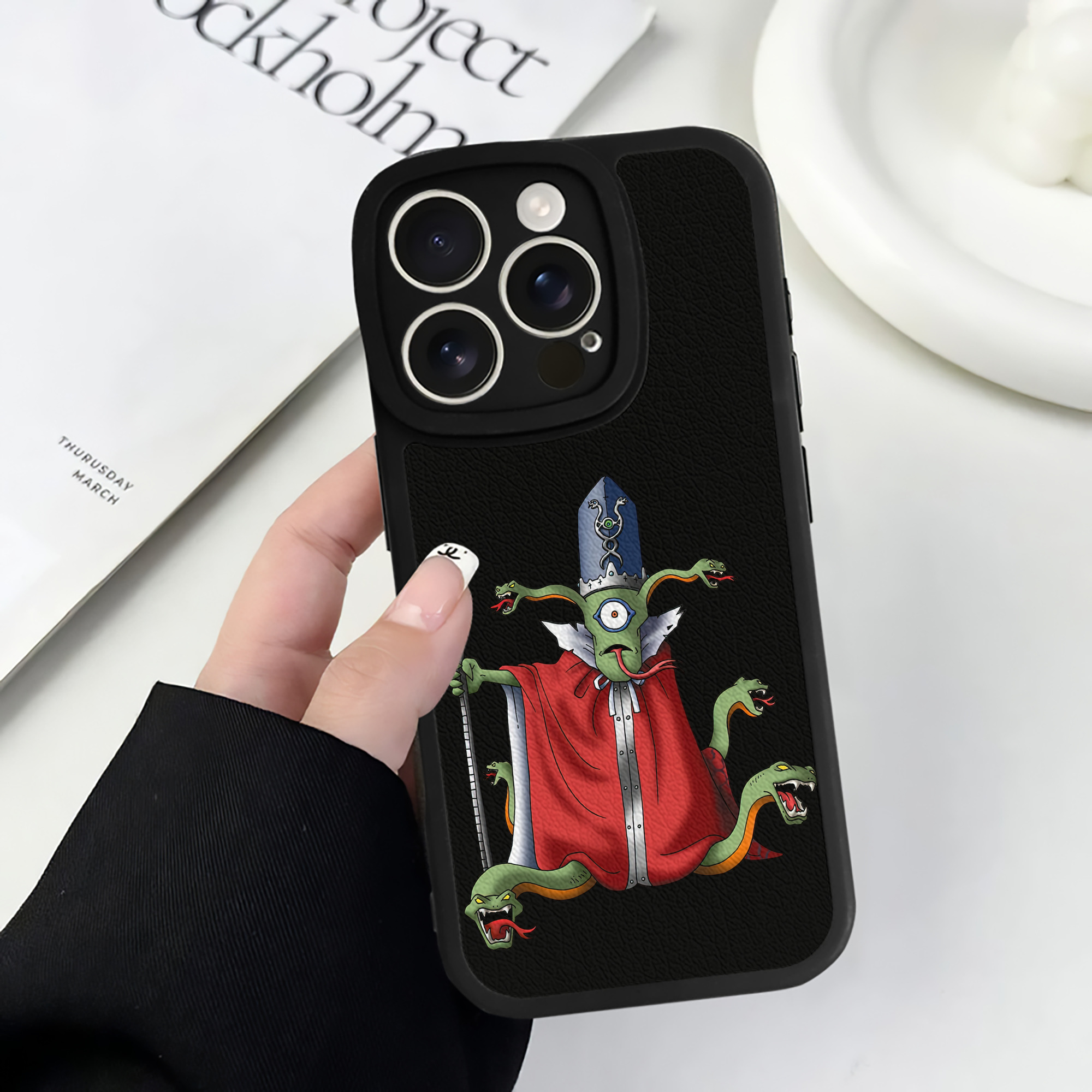 （画像用） ドラゴンクエスト Doragon Kuesuto Dragon Quest 【iPhone 16シリーズ対応】シリコンスマホケース（レザー調） 材質：シリコン